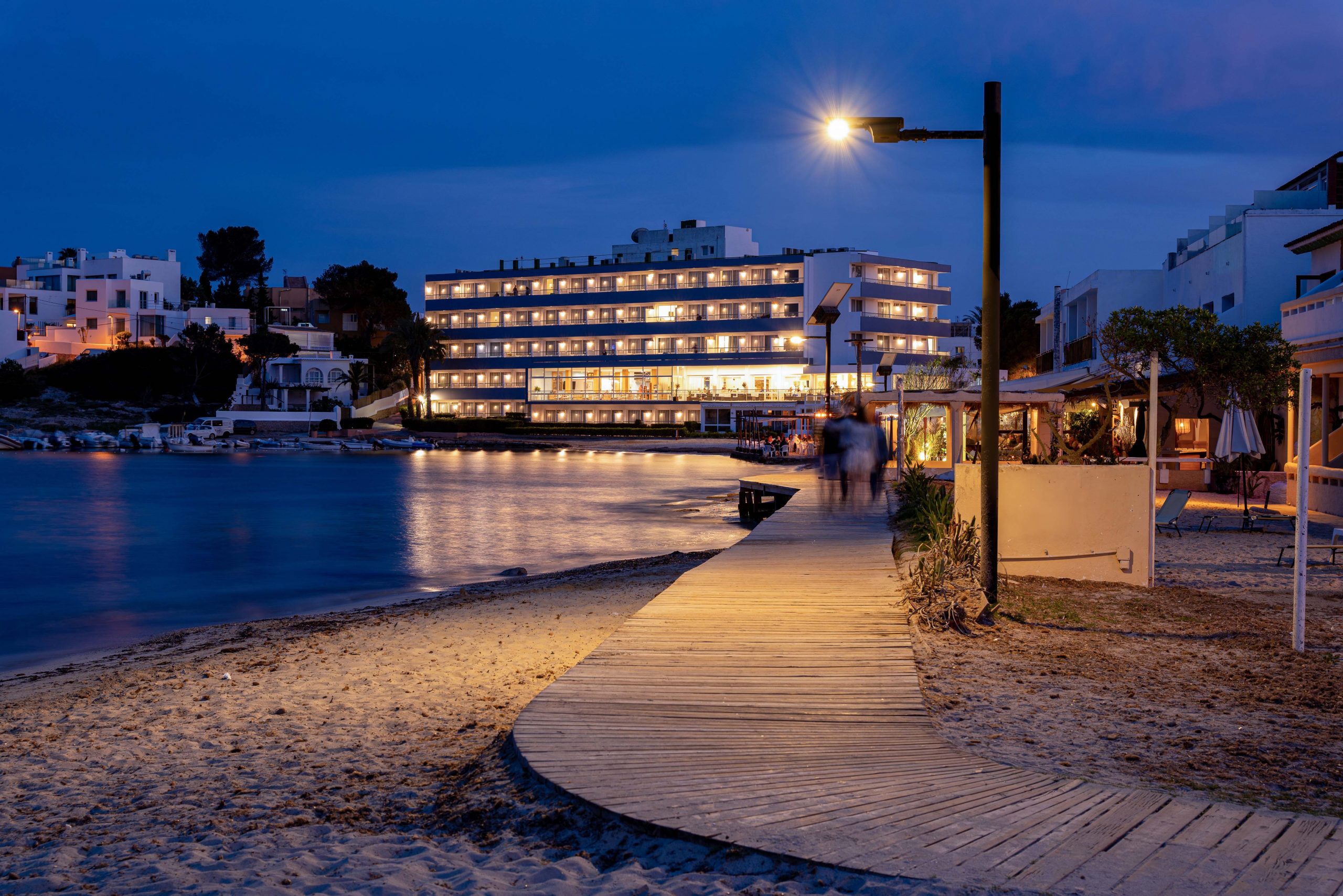Paseo-playa-Talamanca-ibiza-alumbrado-solar-Carandini-1-scaled